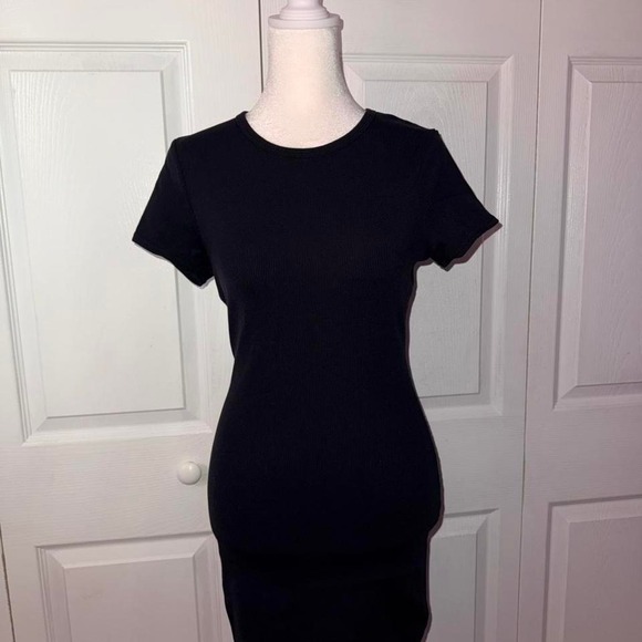 NWOT Alo Yoga Goddess Ribbed Short Sleeve Dress Black Size Small - Picture 2 of 3